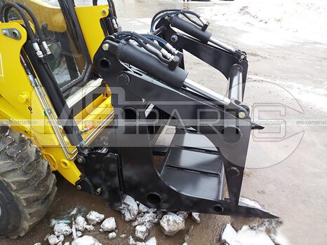 Фото: Захват для бревен на мини-погрузчик