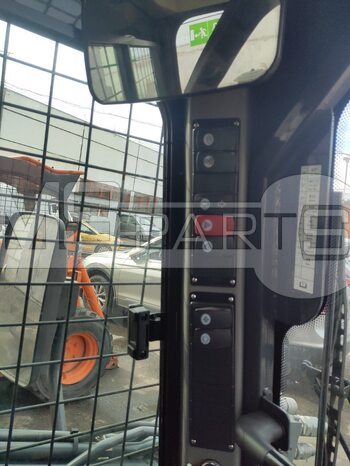 Фото: Мини-погрузчик Мини-погрузчик XCMG XC760K