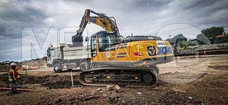 Фото: Гусеничный экскаватор средней весовой категории XCMG XE215C