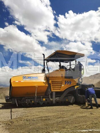 Фото: Асфальтоукладчик XCMG RP803