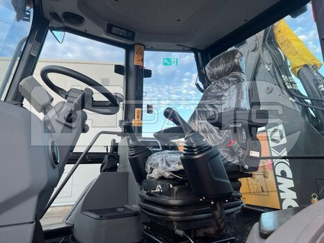 Фото: Экскаватор-погрузчик Экскаватор-погрузчик XCMG XC8-S2570