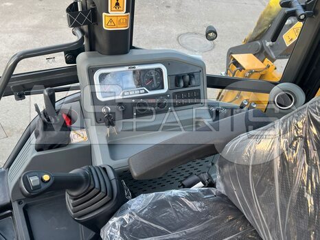 Фото: Экскаватор-погрузчик Экскаватор-погрузчик XCMG XC8-S2570
